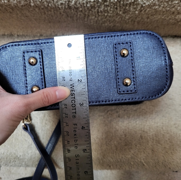 Stunning Dooney and Bourke Leather Crossbody Bag! - Picture 9 of 9